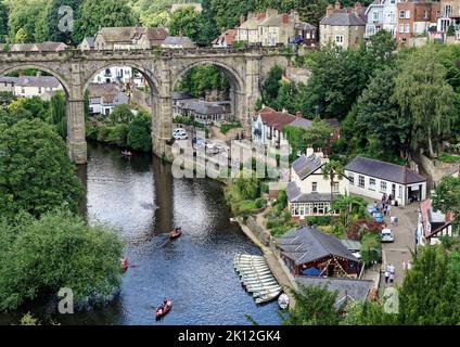 Knaresborough, North Yorkshire - Blick auf den Fluss Nidd und den ikonischen Eisenbahnviadukt von der Burgmauer aus. Stockfoto