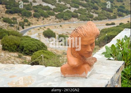 Lasithi Hochplateau Panorama vom Balkon mit Ton Büste Dekoration auf Kreta, Griechenland Stockfoto