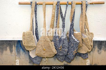 Die gestrickten Einkaufstaschen als Souvenirs für Touristen in Chania, Kreta, Griechenland Stockfoto