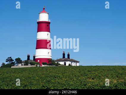 Der legendäre und viel fotografierte Leuchtturm von Haisbro an der Nordnorfolk-Küste in Happisburgh ist unabhängig betrieben und für die Öffentlichkeit zugänglich. Stockfoto