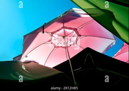 Markisen mit durchscheinender Sonne Stockfoto