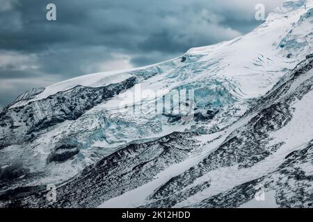 Mount Drum, Alaska, USA - Mystischer Blick auf Mt. Drum's Nordostflanke mit Gletscherfeldern, Wrangell-Saint Elias National Park Stockfoto