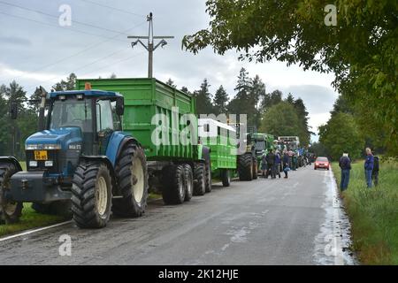 Ceske Budejovice, Tschechische Republik. 15. September 2022. Protestkonvoi tschechischer Landwirte zur Aufzeigen von Mängeln in der Gemeinsamen Agrarpolitik in Tschechien und der EU, organisiert von der Landwirtschaftskammer und dem Landwirtschaftsverband der Tschechischen Republik in der Nähe von Ceske Budejovice, am Donnerstag, dem 15. September 2022. Protestkonvois sollen im ganzen Land stattfinden. Quelle: Vaclav Pancer/CTK Photo/Alamy Live News Stockfoto