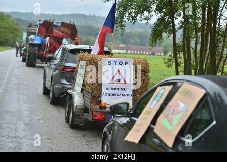 Ceske Budejovice, Tschechische Republik. 15. September 2022. Protestkonvoi tschechischer Landwirte zur Aufzeigen von Mängeln in der Gemeinsamen Agrarpolitik in Tschechien und der EU, organisiert von der Landwirtschaftskammer und dem Landwirtschaftsverband der Tschechischen Republik in der Nähe von Ceske Budejovice, am Donnerstag, dem 15. September 2022. Protestkonvois sollen im ganzen Land stattfinden. Quelle: Vaclav Pancer/CTK Photo/Alamy Live News Stockfoto