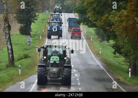 Ceske Budejovice, Tschechische Republik. 15. September 2022. Protestkonvoi tschechischer Landwirte zur Aufzeigen von Mängeln in der Gemeinsamen Agrarpolitik in Tschechien und der EU, organisiert von der Landwirtschaftskammer und dem Landwirtschaftsverband der Tschechischen Republik in der Nähe von Ceske Budejovice, am Donnerstag, dem 15. September 2022. Protestkonvois sollen im ganzen Land stattfinden. Quelle: Vaclav Pancer/CTK Photo/Alamy Live News Stockfoto