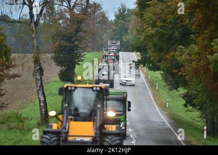 Ceske Budejovice, Tschechische Republik. 15. September 2022. Protestkonvoi tschechischer Landwirte zur Aufzeigen von Mängeln in der Gemeinsamen Agrarpolitik in Tschechien und der EU, organisiert von der Landwirtschaftskammer und dem Landwirtschaftsverband der Tschechischen Republik in der Nähe von Ceske Budejovice, am Donnerstag, dem 15. September 2022. Protestkonvois sollen im ganzen Land stattfinden. Quelle: Vaclav Pancer/CTK Photo/Alamy Live News Stockfoto