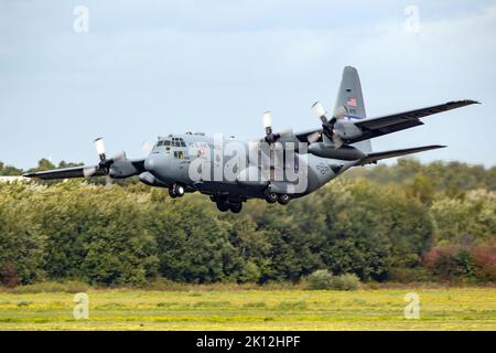 US Air Force Lockheed C-130H Hercules Transportflugzeug vom 94. Airlift Wing, das auf dem Luftwaffenstützpunkt Eindhoven landete. Niederlande - 22. September 2018 Stockfoto