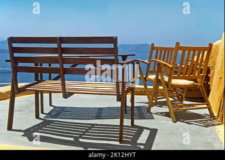 Stühle und Tisch auf der Terrasse mit Blick auf die Caldera, Fira, Santorin, Griechenland Stockfoto