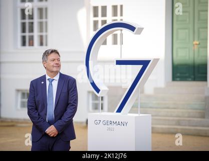 Neuhardenberg, Deutschland. 15. September 2022. Robert Habeck (Bündnis 90/die Grünen), Bundesminister für Wirtschaft und Klimaschutz, erwartet seine Gäste beim Treffen der G7 Handelsminister vor Schloss Neuhardenberg. Quelle: Kay Nietfeld/dpa/Alamy Live News Stockfoto