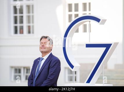 Neuhardenberg, Deutschland. 15. September 2022. Robert Habeck (Bündnis 90/die Grünen), Bundesminister für Wirtschaft und Klimaschutz, erwartet seine Gäste beim Treffen der G7 Handelsminister vor Schloss Neuhardenberg. Quelle: Kay Nietfeld/dpa/Alamy Live News Stockfoto