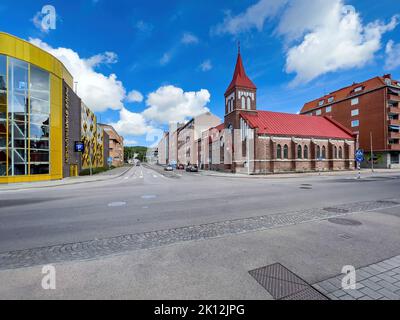 Halmstad, Schweden - 21. August 2022: Skolgatan Straße in der schwedischen Stadt Halmstad. Illustratives Editorial. Stockfoto