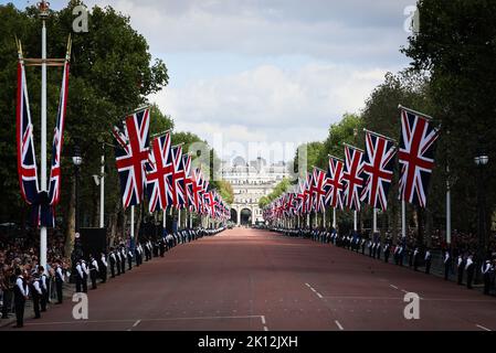 London, Großbritannien. 14. September 2022. Polizeibeamte stehen am Rande der Straße "The Mall" vor wartenden Zuschauern vor dem Beginn der Trauerprozession, die den Sarg mit Königin Elizabeth II. Trägt Am Mittwoch wurde der Sarg in einer Pferdekutsche der Royal Horse Artillery vom Buckingham Palace zur Westminster Hall in London getragen. Die Königin wird vier Tage lang in der Westminster Hall liegen, bevor sie am Montag, den 19. September, begraben wird. Die britische Königin Elizabeth II. Starb am 8. September 2022 im Alter von 96 Jahren. Quelle: Christian Charisius/dpa/Alamy Live News Stockfoto