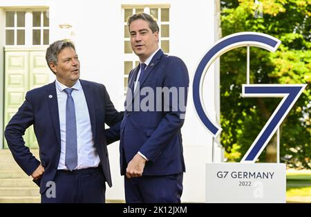 Neuhardenberg, Deutschland. 15. September 2022. Olivier Becht, französischer Außenminister, wird beim Treffen von G7 Handelsministern von Robert Habeck (Bündnis 90/die Grünen), Bundesminister für Wirtschaft und Klimaschutz, begrüßt. Quelle: John MacDougall/AFP Pool/dpa/Alamy Live News Stockfoto