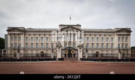 London, Großbritannien. 14. September 2022. Blick auf den Buckingham Palace vor dem Beginn der Trauerprozession mit dem Sarg von Königin Elizabeth II Am Mittwoch wurde der Sarg mit einem von Pferden gezogenen Wagen der Royal Horse Artillery vom Buckingham Palace zur Westminster Hall in London getragen. Die Königin wird vier Tage lang in der Westminster Hall liegen, bevor sie am Montag, den 19. September, begraben wird. Die britische Königin Elizabeth II. Starb am 8. September 2022 im Alter von 96 Jahren. Quelle: Christian Charisius/dpa/Alamy Live News Stockfoto