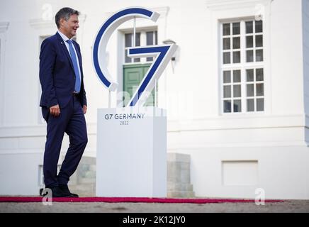 Neuhardenberg, Deutschland. 15. September 2022. Robert Habeck (Bündnis 90/die Grünen), Bundesminister für Wirtschaft und Klimaschutz, erwartet seine Gäste beim Treffen der G7 Handelsminister vor Schloss Neuhardenberg. Quelle: Kay Nietfeld/dpa/Alamy Live News Stockfoto