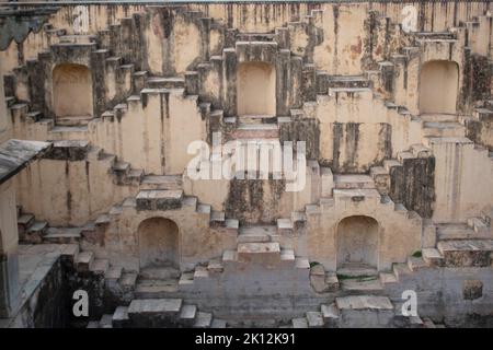 Panna Meena ka Kund ist ein quadratisches Steppenbrunnen, Jaipur Stadt, Rajasthan, Indien Stockfoto