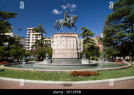 Logrono, Spanien - 17. August 2022: Denkmal des Generals Espartero in Paseo del Espolon, Logrono, Spanien. Stockfoto