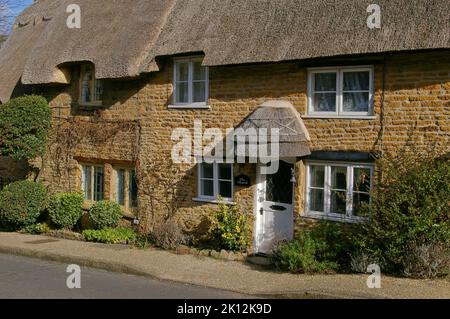 Hübsches Steinhaus mit Reetgedeckten im Dorf Boughton, Northamptonshire, Großbritannien Stockfoto