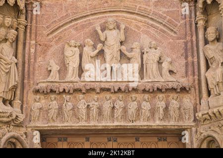 Tympanon der Veranda der Kirche San Bartolomé in Logrono, Spanien. Stockfoto
