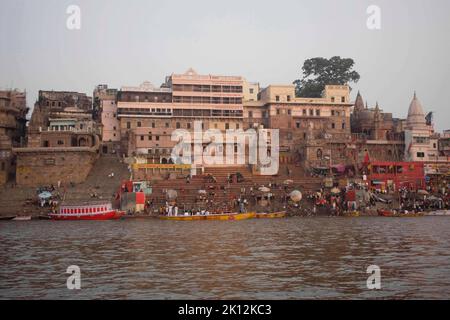 Dashashwamedh Ghat der Hauptghat am Ganga River, Varanasi Uttar Pradesh, Indien. Das Hotel liegt in der Nähe des Vishwanath Tempels Stockfoto