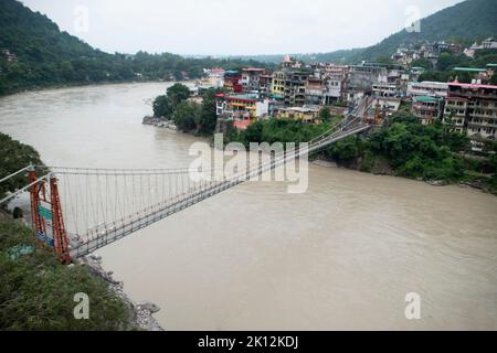 Lakshman Jhula eine Hängebrücke über den Ganges. Die Brücke verbindet die Dörfer Tapovan mit Jonk. Rishikesh, Uttarakhand, Indien Stockfoto