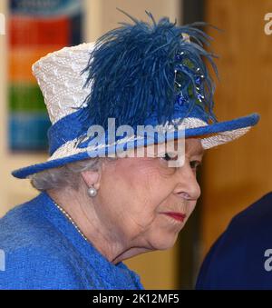 KÖNIGIN ELIZABETH II. UND PRINZ PHILIP DER HERZOG VON EDINBURGH BEI DER OFFICAIL ERÖFFNUNG EINES NEUEN SUPERKRANKENHAUSES IN GLASGOW... DER KÖNIGIN ELIZABETH U Stockfoto