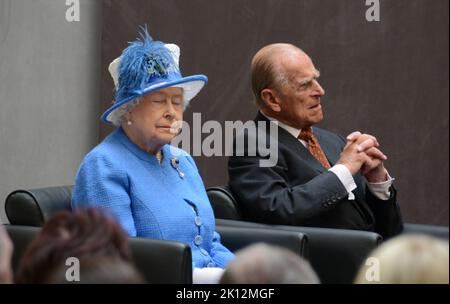 KÖNIGIN ELIZABETH II. UND PRINZ PHILIP DER HERZOG VON EDINBURGH BEI DER OFFICAIL ERÖFFNUNG EINES NEUEN SUPERKRANKENHAUSES IN GLASGOW... DER KÖNIGIN ELIZABETH U Stockfoto