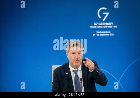 Neuhardenberg, Deutschland. 15. September 2022. Robert Habeck (Bündnis 90/die Grünen), Bundesminister für Wirtschaft und Klimaschutz, leitet die Arbeitssitzung des Treffens der G7 Handelsminister auf Schloss Neuhardenberg. Quelle: Kay Nietfeld/dpa Pool/dpa/Alamy Live News Stockfoto