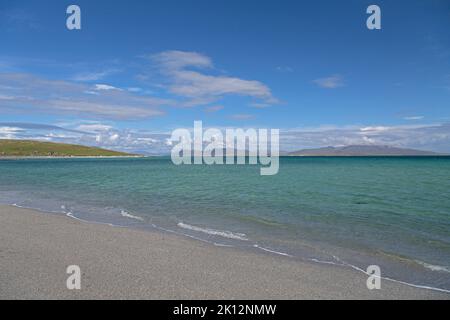 Türkisfarbenes Meer am East Beach, Berneray, North Uist, Äußere Hebriden, westliche Inseln, Schottland, Vereinigtes Königreich, Großbritannien Stockfoto