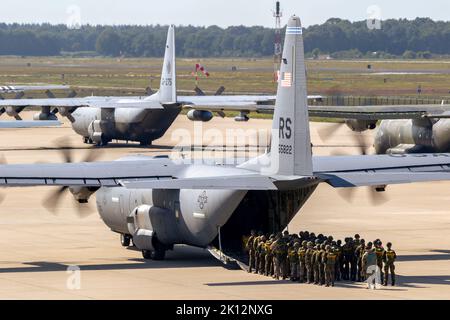 Fallschirmjäger, die auf dem Luftwaffenstützpunkt Eindhoven ein C-130 Hercules-Transportflugzeug der US Air Force betreten. Niederlande - 20. September 2019. Stockfoto