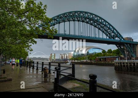Tyne Bridge und Sage Center in Newcastle an einem stürmischen Frühlingsabend Stockfoto