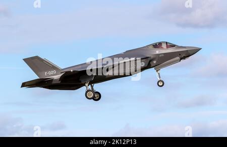 Royal Netherlands Air Force Lockheed Martin F-35 Lightning II Kampfflugzeug, das auf dem Luftwaffenstützpunkt Leeuwarden ankommt. Niederlande - 30. März 2022 Stockfoto