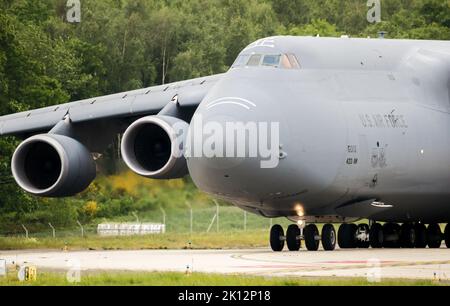 US Air Force Lockheed C-5M Galaxy Transportflugzeug rollt auf die Start- und Landebahn. USA - 16. Mai 2022 Stockfoto