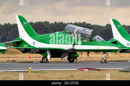 Die Royal Saudi Air Force British Aerospace Hawk 65A-Düsenflugzeuge der Saudi Hawks zeigen das Team auf dem Asphalt der Luftwaffenbasis kleine-Brogel. Belgien - Septe Stockfoto