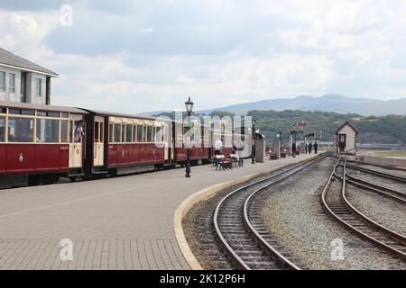 Die Ffestiniog und die Welsh Highland Railway fahren 40 Meilen durch den Snowdonia National Park Stockfoto