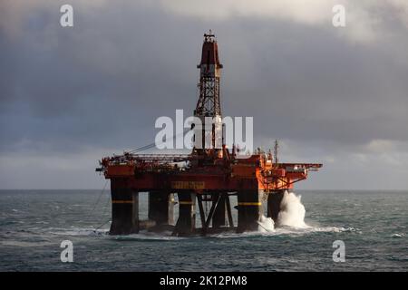 Öltauchplattform West Alpha bereit für Rig Move bei rauem Wetter. Stockfoto