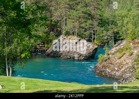 Schöner grüner Fluss durch das Tal von Valldalen mit grünem Wald. Stockfoto