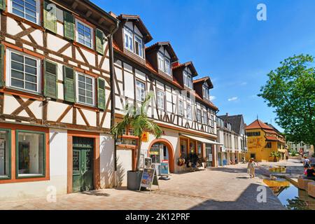 Neustadt an der Weinstraße, Deutschland - August 2022: Laustergasse genannte Gasse im alten historischen Stadtzentrum mit Wasserweg-Projekt Stockfoto
