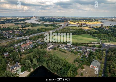 Blick aus der Luft auf den Rhein zwischen Duisburg und Moers, Nordrhein-Westfalen, Deutschland, Europa | Luftaufnahme zum rhein zwischen Duis Stockfoto