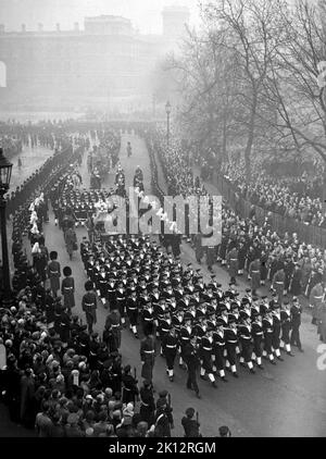 Aktenfoto vom 15/2/1952 des Begräbnisses von König George VI, der auf einem Waffenwagen von der Horse Guards Parade in die Mall auf dem Weg zur Paddington Station zog. Nicht beauftragte Matrosen, Naval Ratings, ziehen traditionell den Waffenwagen mit dem Sarg des Herrschers mit Seilen durch die Straßen, eine Praxis, die während der Beerdigung der Königin stattfinden wird. Der Brauch wurde 1901 bei Victorias Beerdigung angenommen, als die Splitterstange des Waffenwagens zerbrach, als ihr fast eine halbe Tonne schwerer Sarg an seinen Platz gehoben wurde und die Pferde begannen sich zu bewegen. Die Ehrenwache der Marine tritt Stockfoto