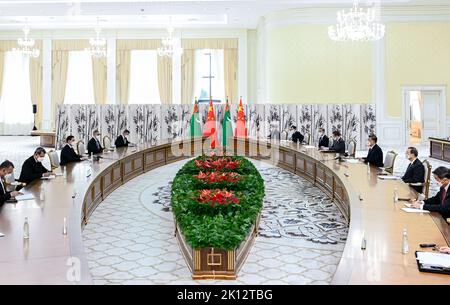 Samarkand, Usbekistan. 15. September 2022. Der chinesische Präsident Xi Jinping trifft sich mit dem Präsidenten von Turkmenistan, Serdar Berdimuhamedov, am 15. September 2022 in Samarkand, Usbekistan. Quelle: Zhai Jianlan/Xinhua/Alamy Live News Stockfoto