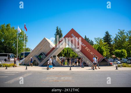 Manavgat, Türkei - 8. September 2022: Menschen in der Nähe eines kleinen, skurrilen geometrischen Gebäudes am Eingang zu den Manavgat-Fällen. Stockfoto
