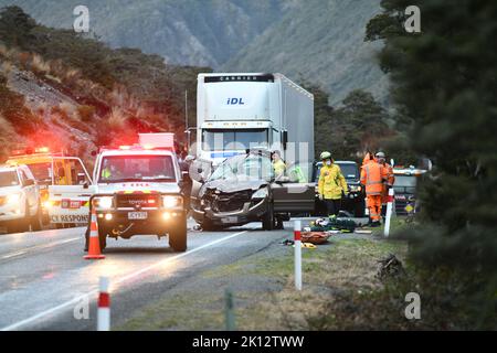 ARTHUR'S PASS, NEUSEELAND, 5. SEPTEMBER 2022: Notfallteams reagieren auf einen einzigen Autounfall, nachdem der Fahrer auf dem State Highway 73 während der Überquerung der Southern Alps die Kontrolle über das schwarze Eis verloren hat. Körnige Aufnahme bei schlechtem Morgenlicht. Stockfoto