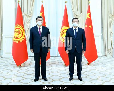 Samarkand, Usbekistan. 15. September 2022. Der chinesische Präsident Xi Jinping trifft sich mit dem kirgisischen Präsidenten Sadyr Zhaparov am 15. September 2022 in Samarkand, Usbekistan. Quelle: Zhai Jianlan/Xinhua/Alamy Live News Stockfoto