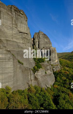 Urlaub: Die wunderbaren '13 Klöster' und ihre atemberaubende Umgebung in Meteora auf dem griechischen Festland Stockfoto