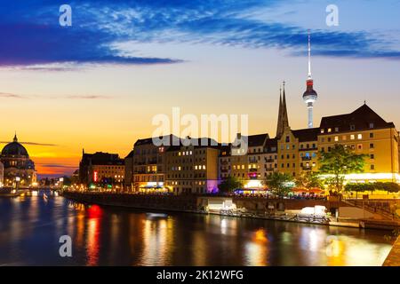 Die Spree und die Innenstadtgebäude von Berlin, Blick auf die Abendbeleuchtung, Deutschland Stockfoto