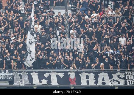 Marseille, Frankreich. 13. September 2022. Fußball: Champions League, Olympique Marseille - Eintracht Frankfurt, Gruppenphase, Gruppe D, Matchday 2, Orange Vélodrome. Frankfurtulras sind im Block. Quelle: Sebastian Gollnow/dpa/Alamy Live News Stockfoto