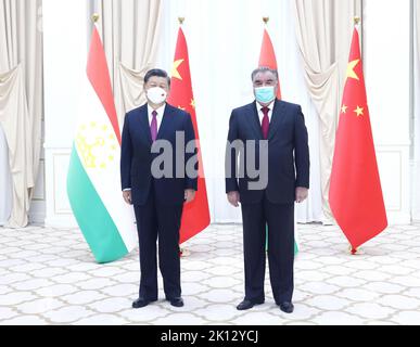 Samarkand, Usbekistan. 15. September 2022. Der chinesische Präsident Xi Jinping trifft sich mit dem tadschikischen Präsidenten Emomali Rahmon in Samarkand, Usbekistan, am 15. September 2022. Quelle: Ju Peng/Xinhua/Alamy Live News Stockfoto