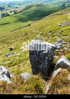 Kalksteinformationen und Blick über Malhamdale von oben Gordale Scar Malham Yorkshire Dales North Yorkshire England Stockfoto