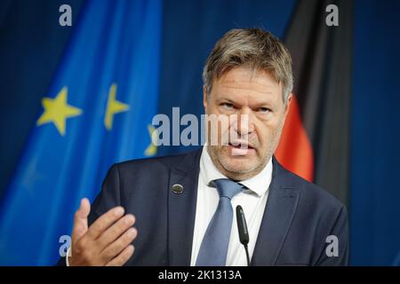 Neuhardenberg, Deutschland. 15. September 2022. Robert Habeck (Bündnis 90/die Grünen), Bundesminister für Wirtschaft und Klimaschutz, hält eine Pressekonferenz am Rande des Treffens von G7 Handelsministern auf Schloss Neuhardenberg. Quelle: Kay Nietfeld/dpa/Alamy Live News Stockfoto